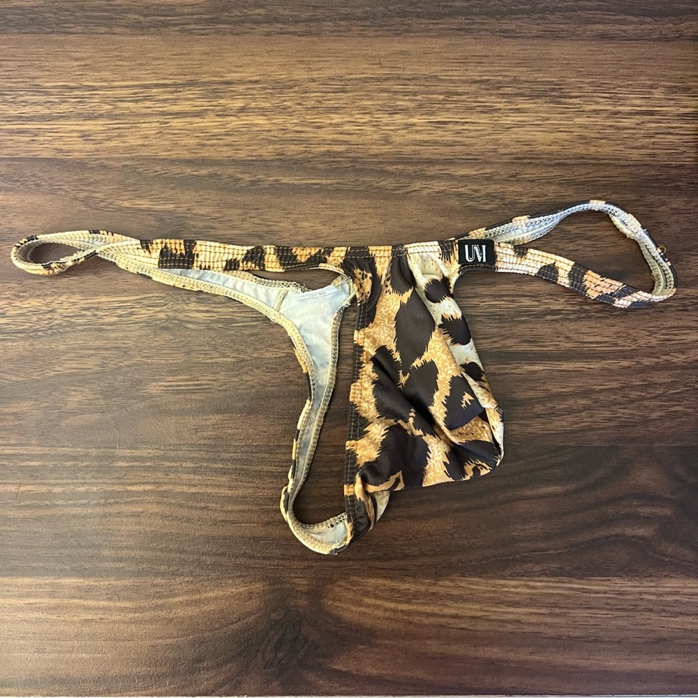 Men’s leopard print thong